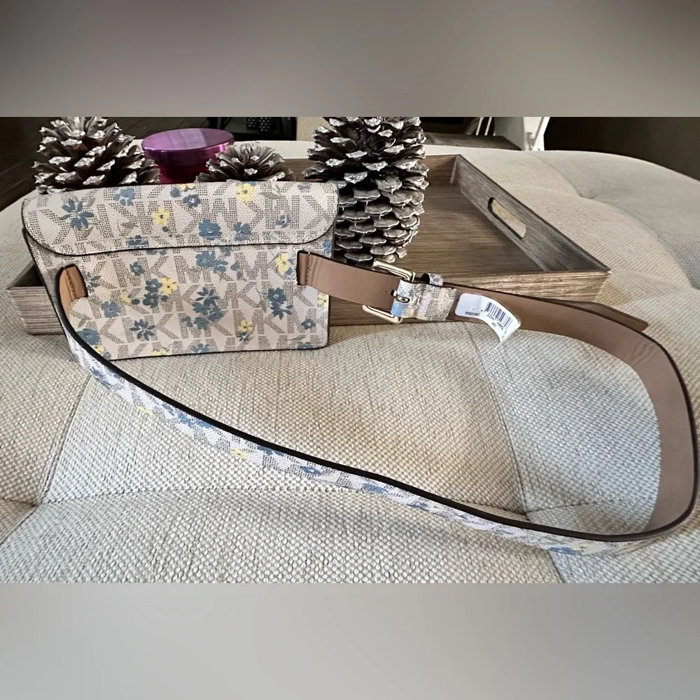 Michael Kors- Floral Envelope Belt Bag Size: L/XL - Picture 4 of 6